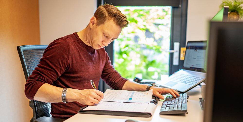 Werknemer controleert papieren